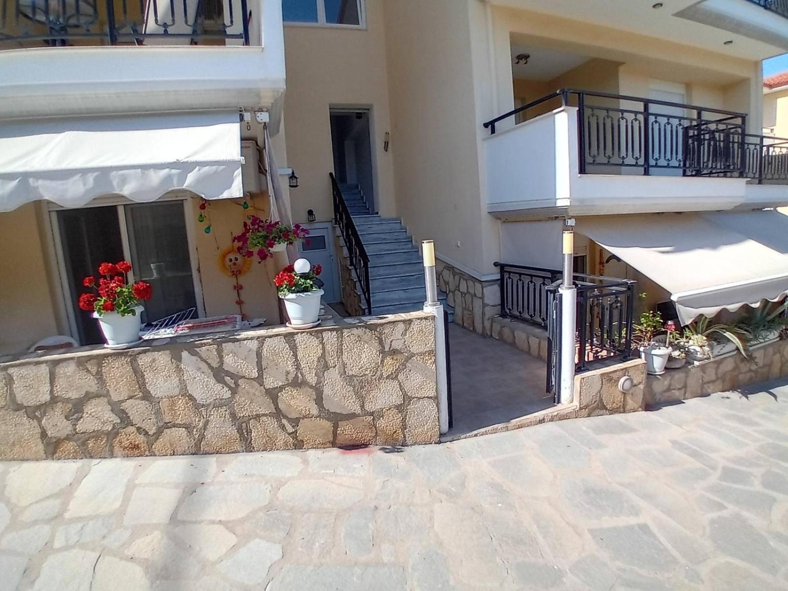 Teos Apartment *